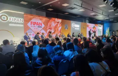 Auditório lotado durante a abertura da FIPAN 2026. No palco, autoridades e representantes do setor de panificação, confeitaria e food service participam de um painel diante de um grande painel de LED com a identidade visual do evento. Ao fundo, estão expostas as marcas e informações do 6º Congresso FIPAN, realizado entre 21 e 24 de julho de 2026.